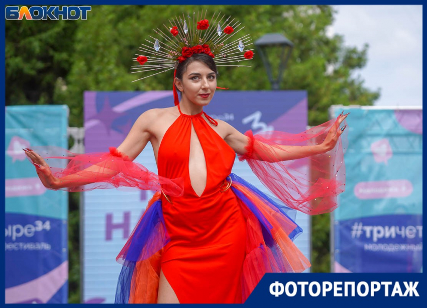 Люди в эпатажных нарядах замечены в центре Волгограда 