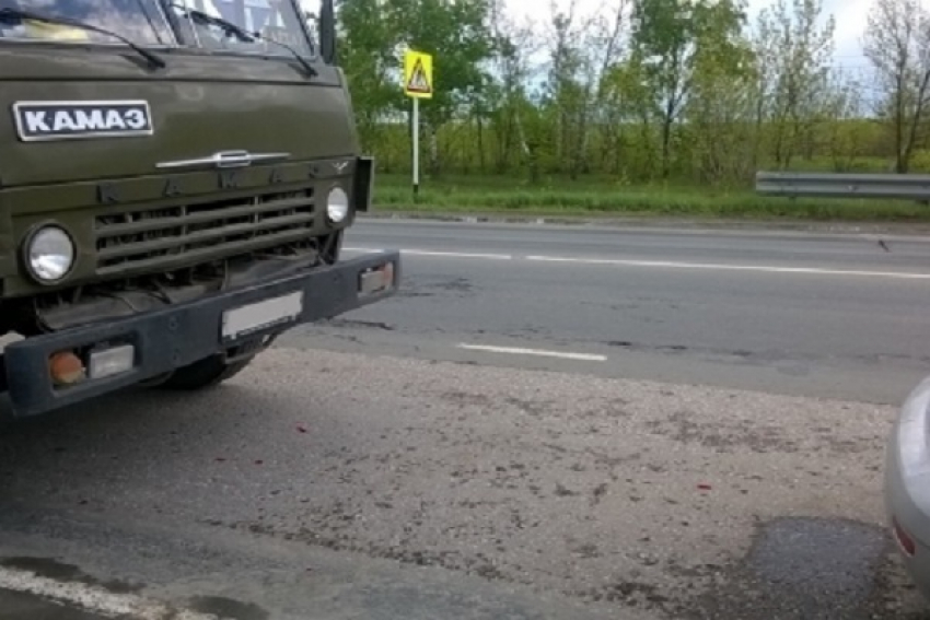 На трассе «Самара-Волгоград» «КамАЗ» протаранил автомобиль ДПС