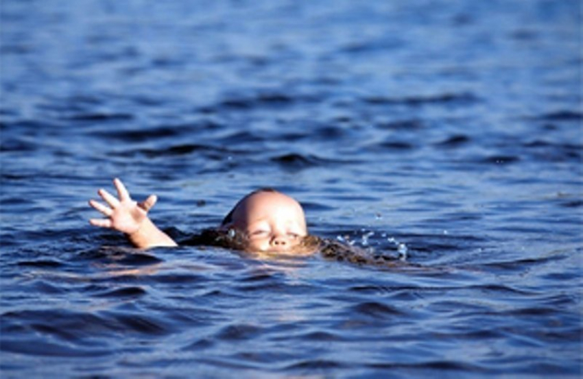 Под Волгоградом во дворе дома в яме утонул 2-летний мальчик