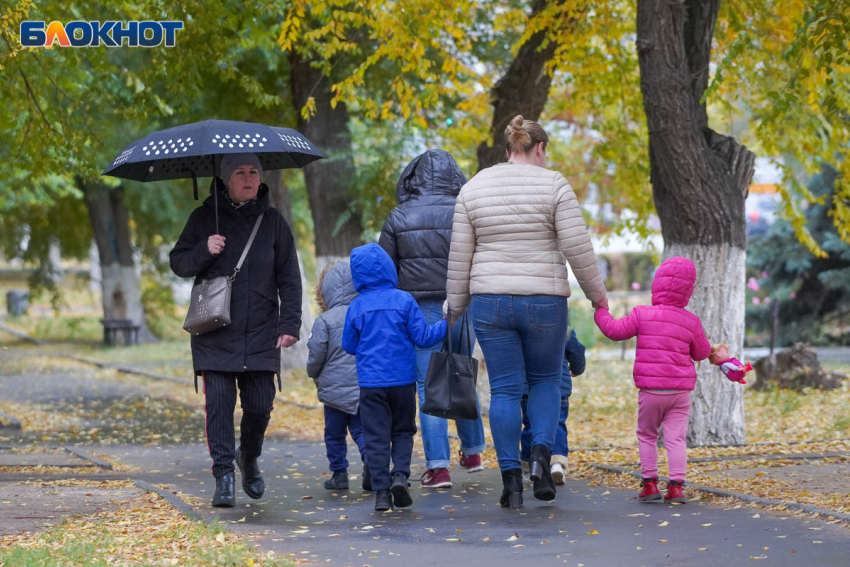 Волгоградский облздрав объяснился за очереди детей на улице в дождь при тестировании на ковид