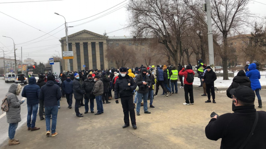 В Волгограде начался новый несанкционированный протест сторонников Навального: смотрим видеотрансляцию