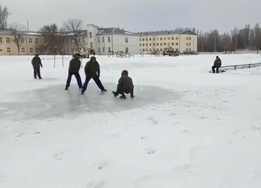 Солдаты порезвились на льду в Волгограде 