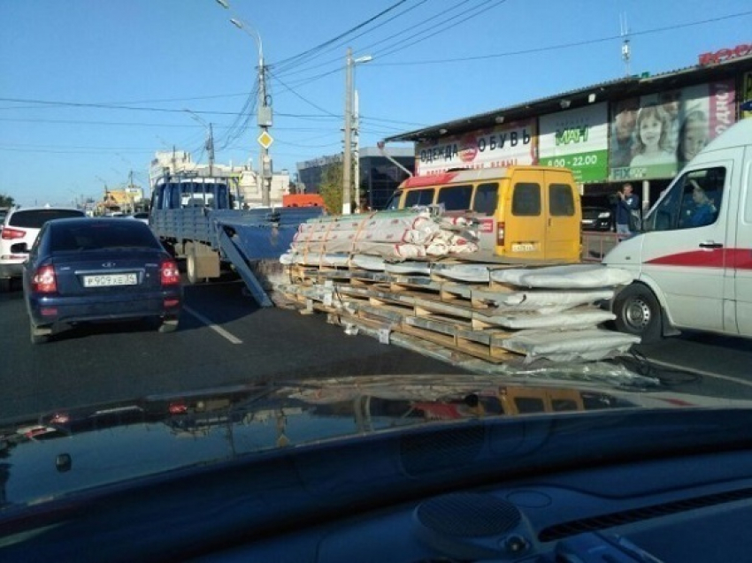 В Ворошиловском районе Волгограда грузовик «сбросил» стройматериалы на ходу