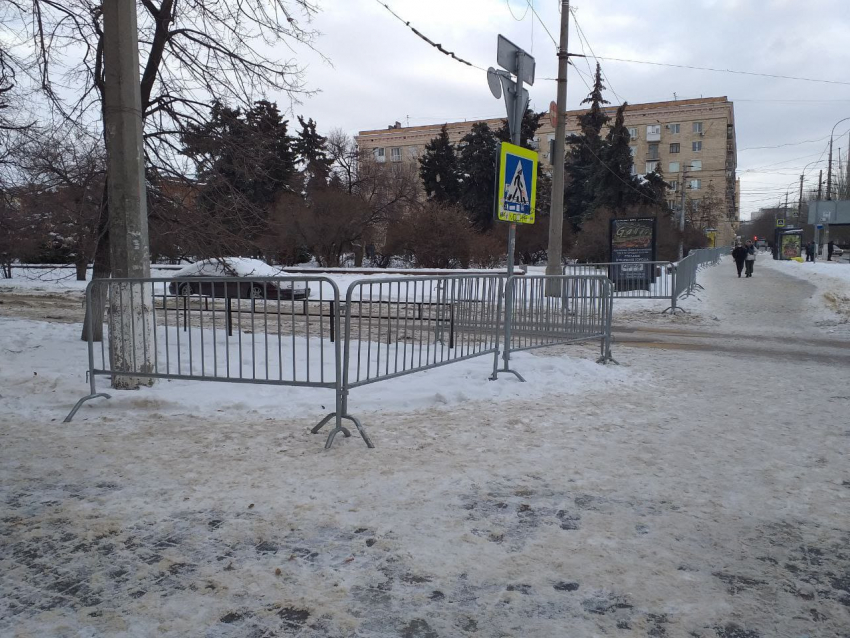 В центре Волгограда оградили сквер и дежурит полиция