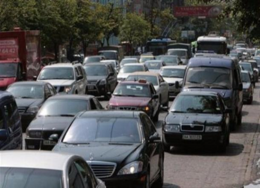 В Волгограде из-за автоледи закроют парковку в центре города