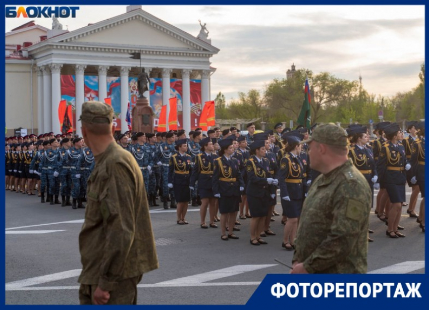 Репетиция парада Победы собрала толпы туристов в центре Волгограда   