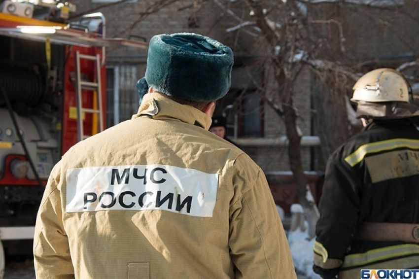 5-летнего мальчика и мужчину чудом успели спасти из горящей пятиэтажки в Волгограде