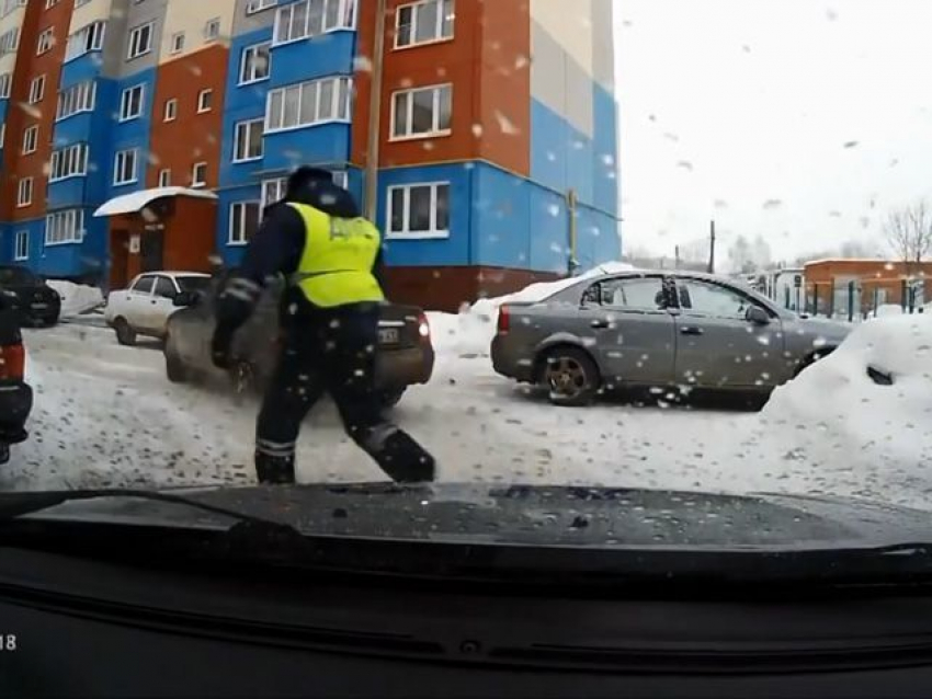 В Волгоградской области пьяный охранник сетевого магазина устроил погоню 