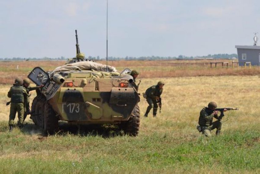 На полигоне в Волгоградской области военные уничтожают бандгруппу с вертолетов 