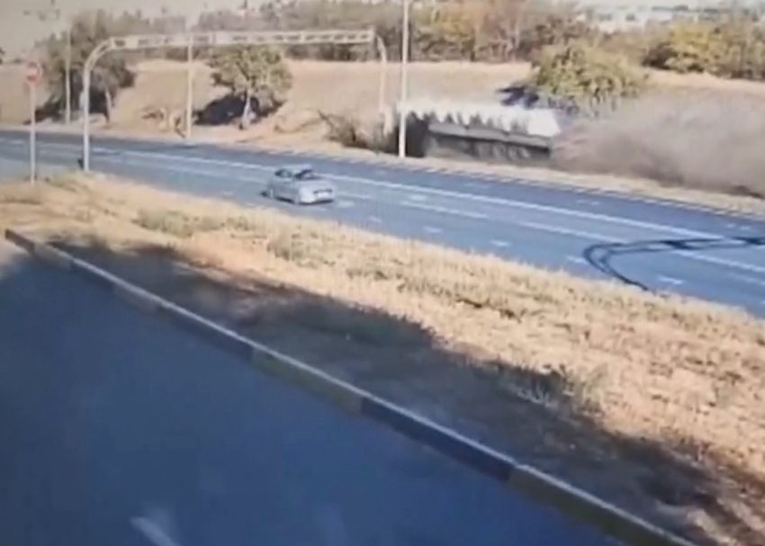 ДТП с бешеным КамАЗом попало на видео у Мамаева кургана