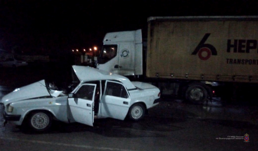 «Волга» выехала на «встречку» и врезалась в грузовик в Волжском: один погиб, двое в больнице