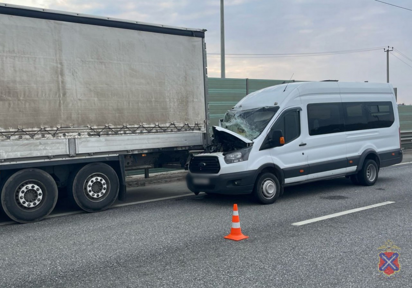 Полная людей маршрутка «Калач-Волгоград» столкнулась с фурой: четверо пострадали 