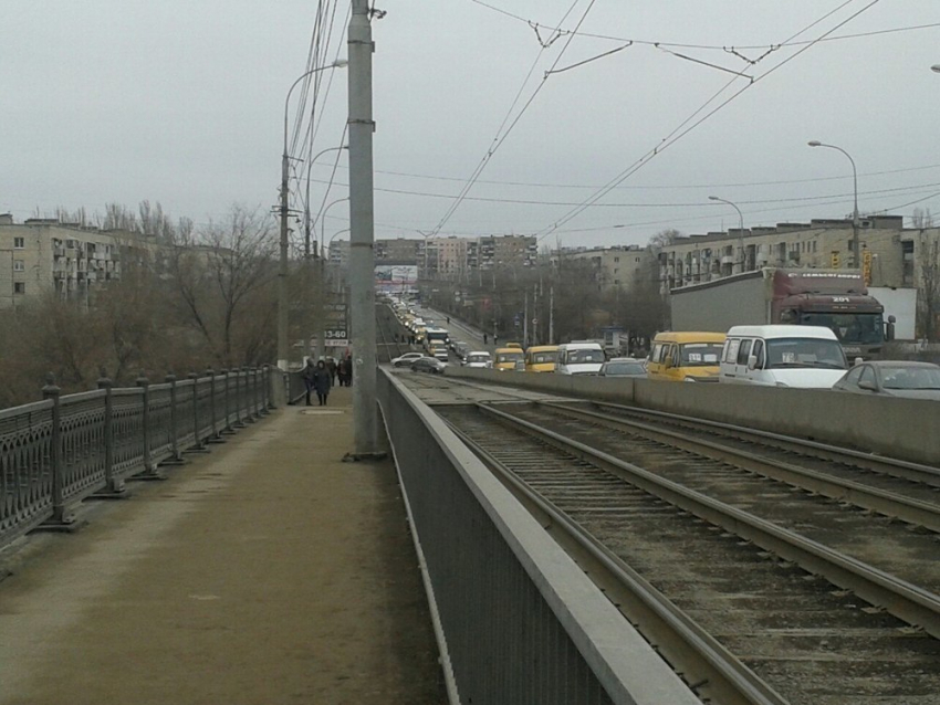 На юге Волгограда в результате ДТП образовалась огромная пробка