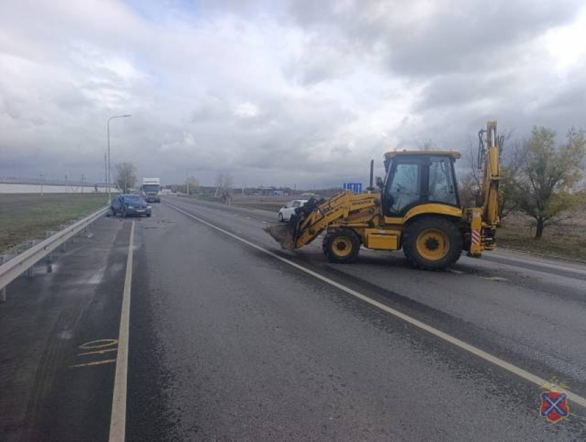 Экскаватор-погрузчик отправил в больницу волгоградского водителя 