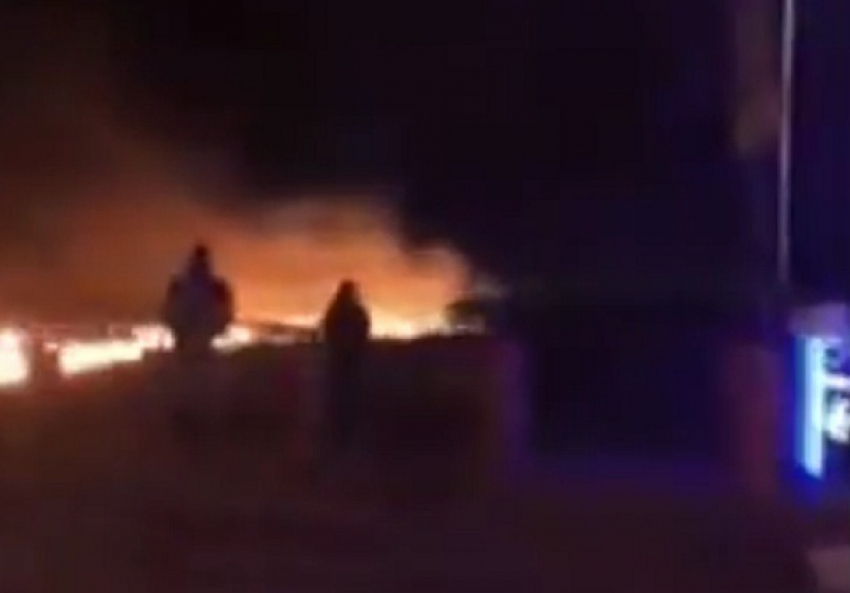 В Волгограде попало на видео, как огонь подбирается к заправке