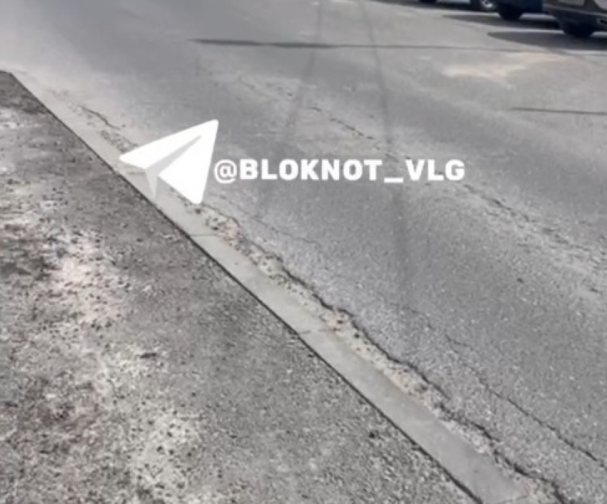 «Кто принимал работы?»: волгоградка сняла на видео разбитую отремонтированную дорогу в центре