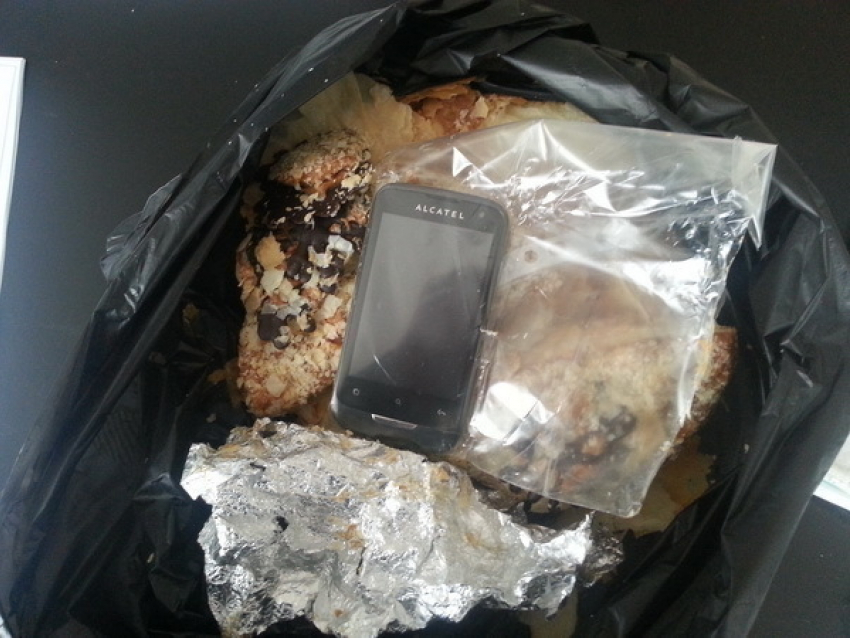 Мобильные телефоны для волгоградских заключенных пытались передать в торте и в масле