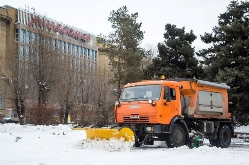 Почти тысячу кубометров снега вывезли дорожники за день с улиц Волгограда