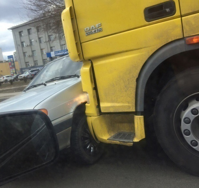 Грузовик протаранил «Ладу» в Советском районе Волгограда