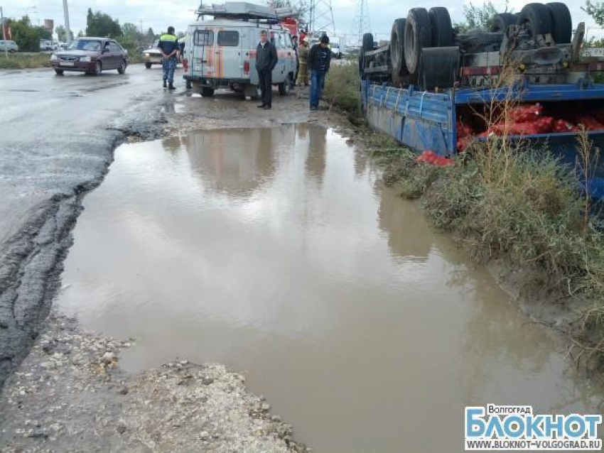 Из-за ямы на волгоградской дороге перевернулся КАМАЗ