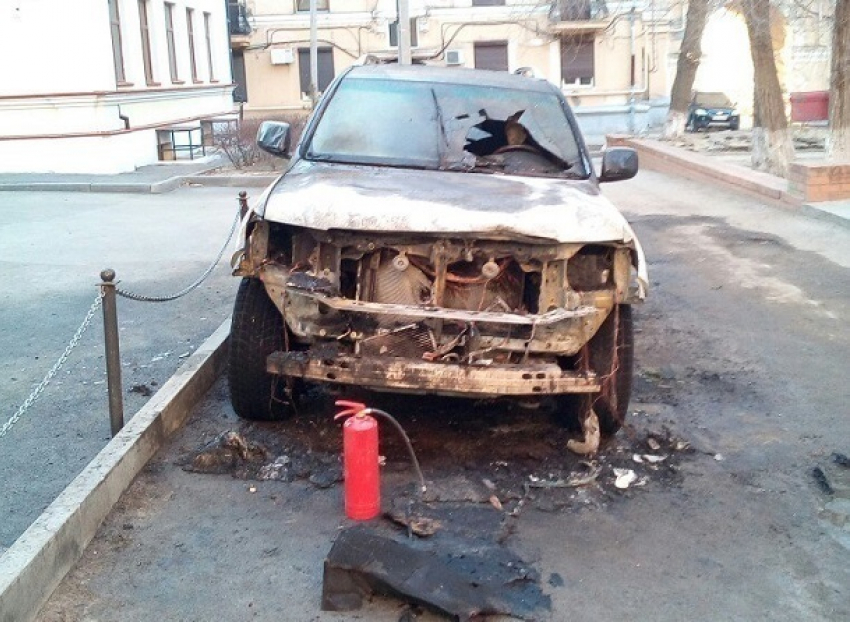 Ночью в Волгограде подожгли Toyota Land Cruiser