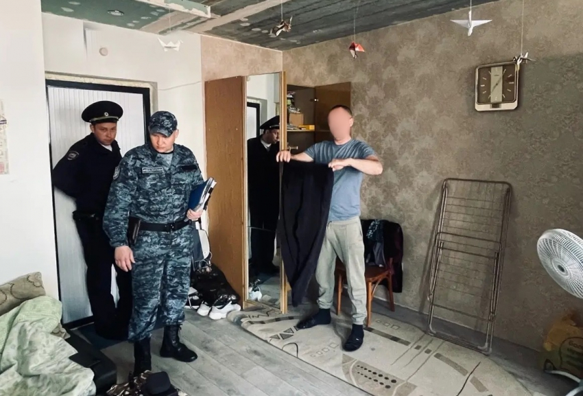 Алиментщика в розыске достали из шкафа в Волгограде