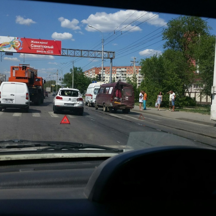 В Волгограде водитель грузовика протаранил маршрутку №6«А»