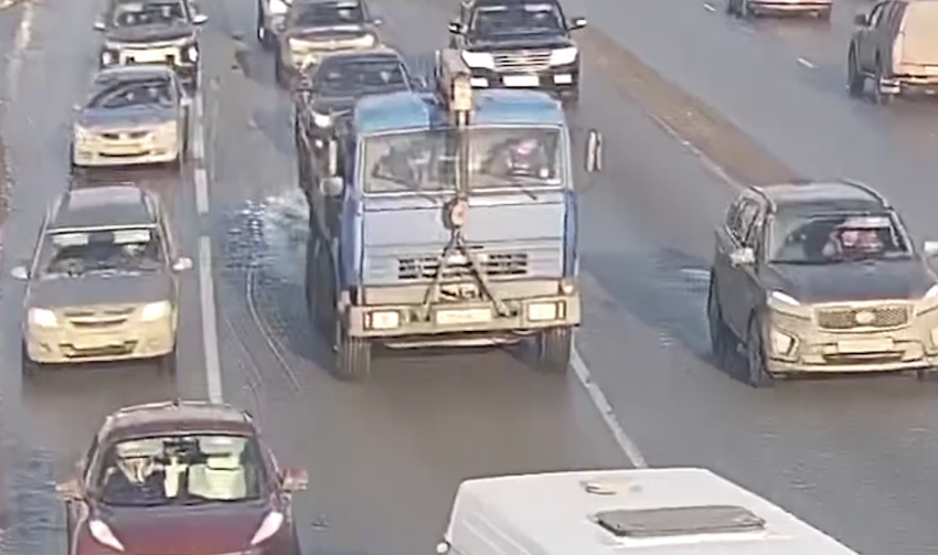 «Пункт назначения» по-волгоградски: на видео попало падение труб из грузовика перед легковушкой 