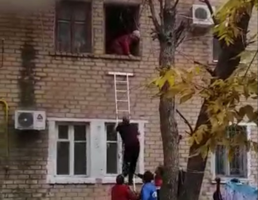 Многоквартирный дом сгорел на юге Волгограда: жильцы греют чай на костре