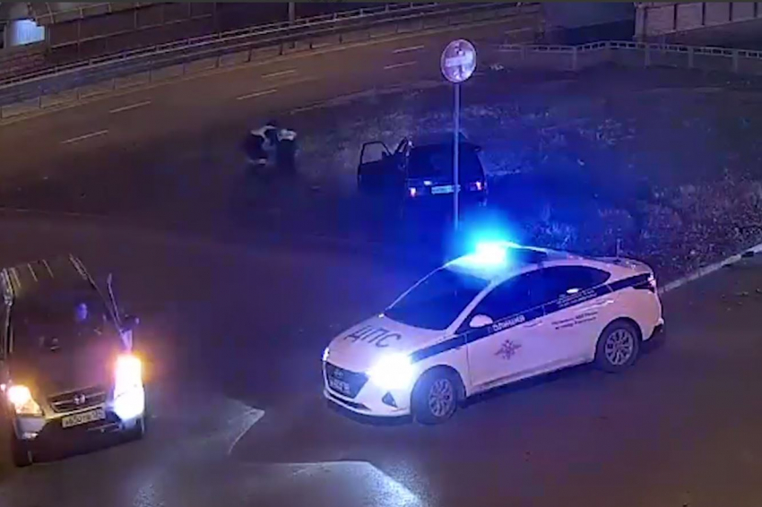 Странное ДТП и догонялки с сотрудниками ГАИ устроил волгоградец без прав на видео