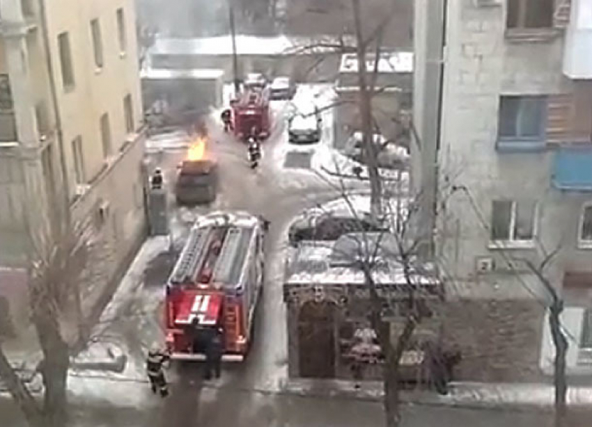 Очевидцы сняли на видео пылающую иномарку в центре Волгограда