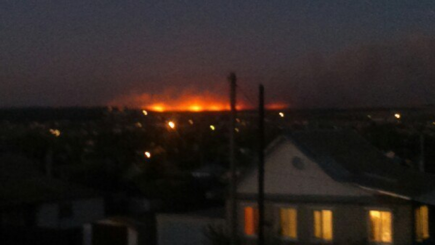 Крупный пожар в Котовском районе подобрался к жилым домам