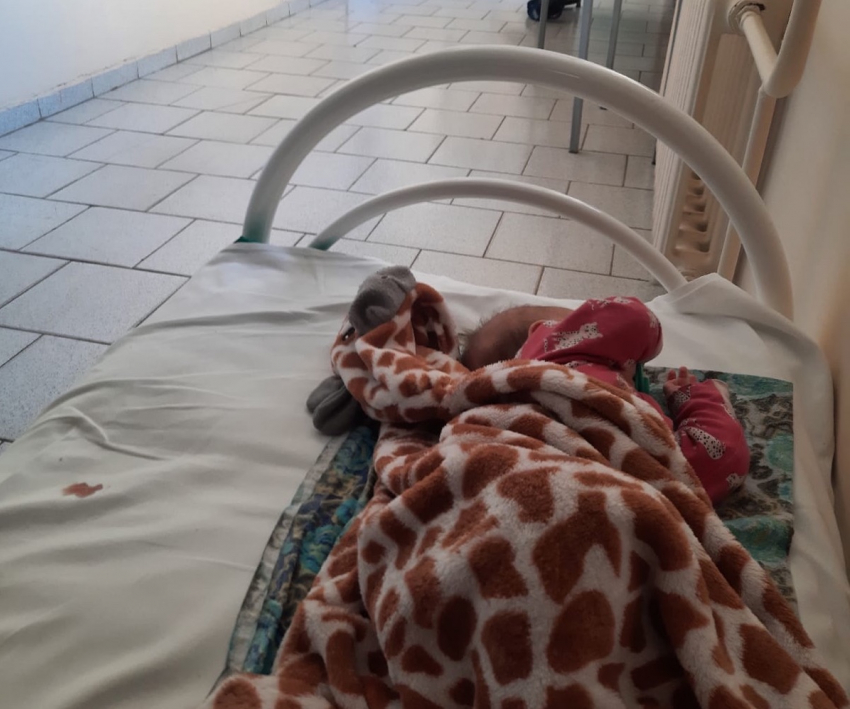 Не быть халатными попросила медиков волгоградка, проездившая с больным младенцем 10 часов по больницам