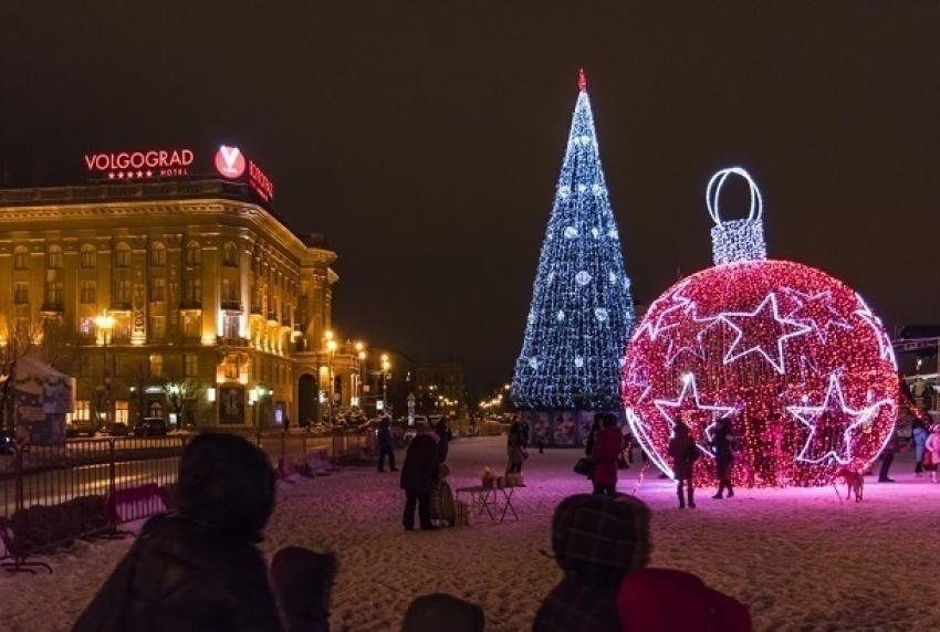 Жители Волгограда оценили «Конструктор желаний» около главной елки города