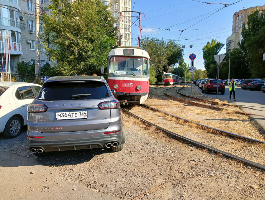 "Гений» парковки заблокировал движение трамвая №3 в Волгограде 