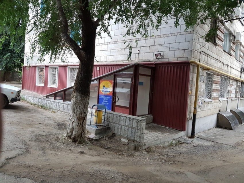 Жители многоквартирного дома в панике от грибка из-за сауны с проститутками