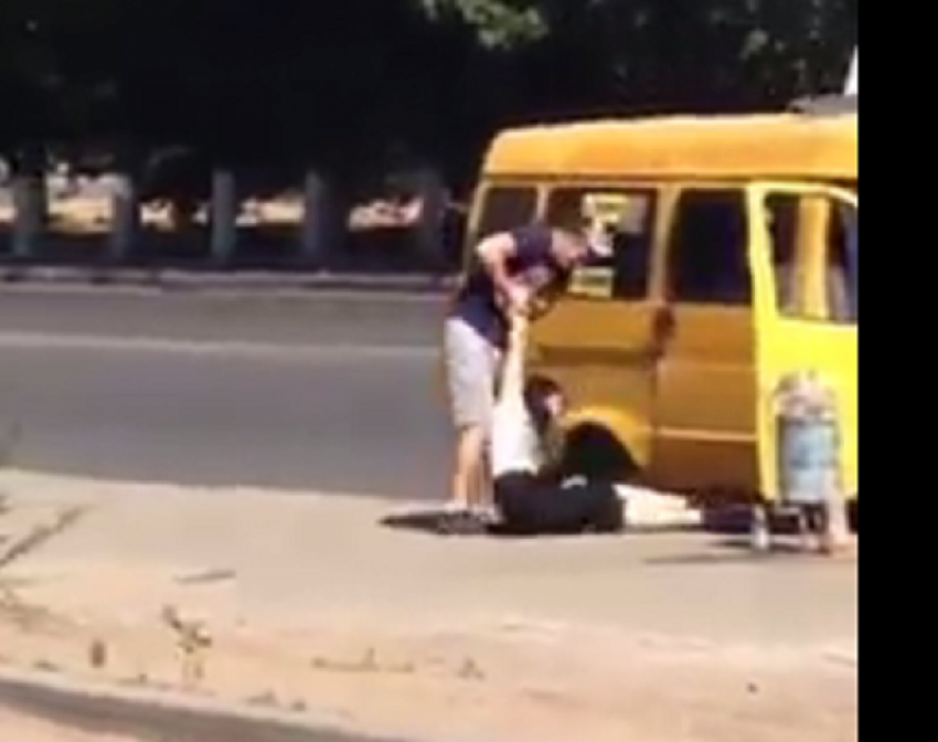 Эмоциональная драка девушки с маршрутчиком попала на видео в Волгограде