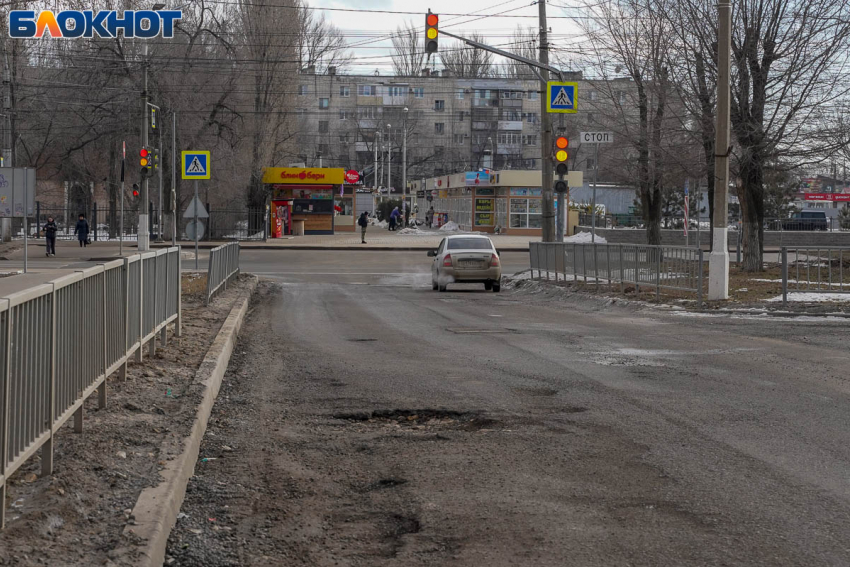 Кто наживается на убитых дорогах Волгограда: сумму поборов с перевозчиков оценили в 100 млрд рублей