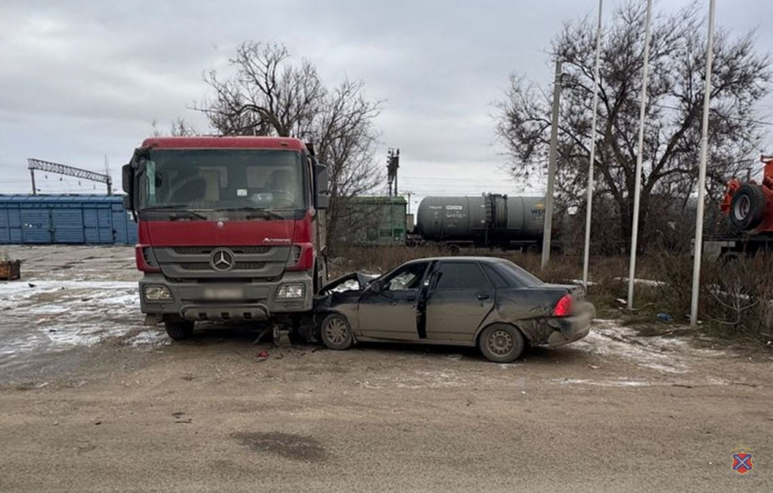 Водитель Priora протаранил два грузовика и сбежал с места ДТП в Волгограде