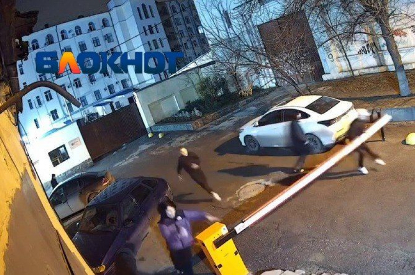 Толпа подростков выломала шлагбаум в центре Волгограда