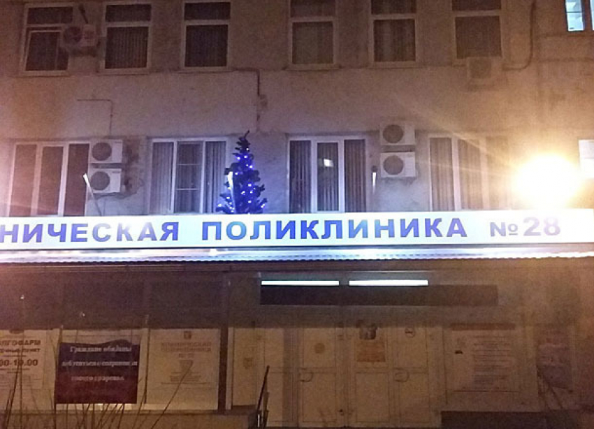 Нарядная и сияющая елка появилась на крыше поликлиники в Волгограде