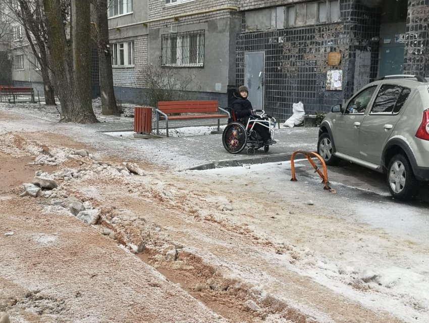 «Живем отдельным государством»: ледовую колею счистили во дворе 11-летнего волгоградца с ДЦП