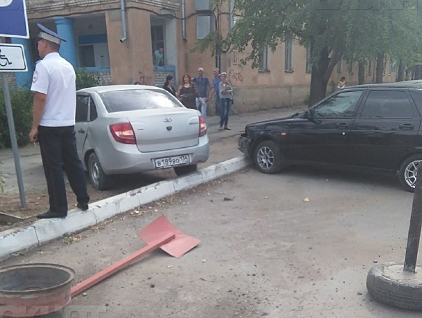 Неадекватный водитель Lada Granta разнес пол-улицы и вылетел на тротуар в Волжском