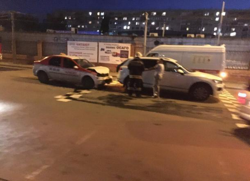 В Волгограде такси протаранило кроссовер
