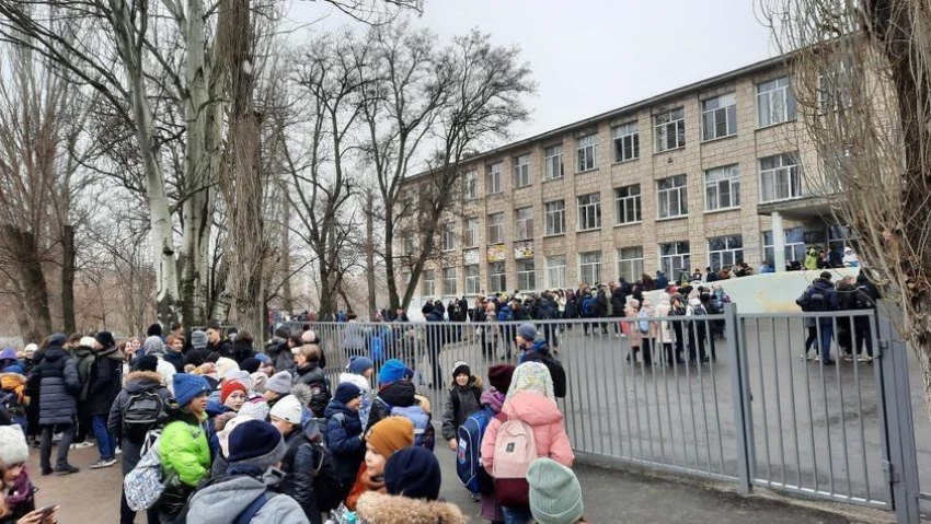 В Волгограде экстренно эвакуируют все школы 