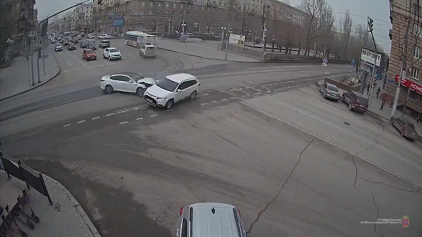 «Сбил как кеглю»: эпичный удар Mitsubishi на Комсомольской в Волгограде попал на видео