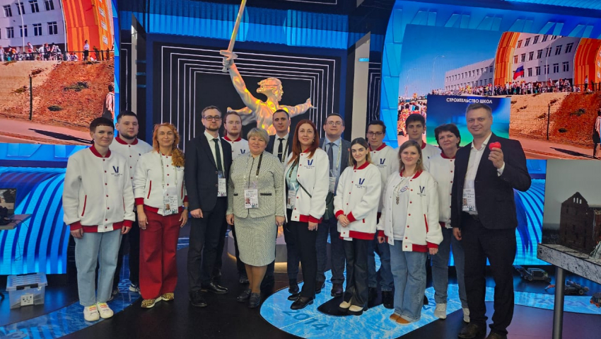Министр просвещения РФ посетил стенд Волгоградской области на выставке-форуме «Россия»  