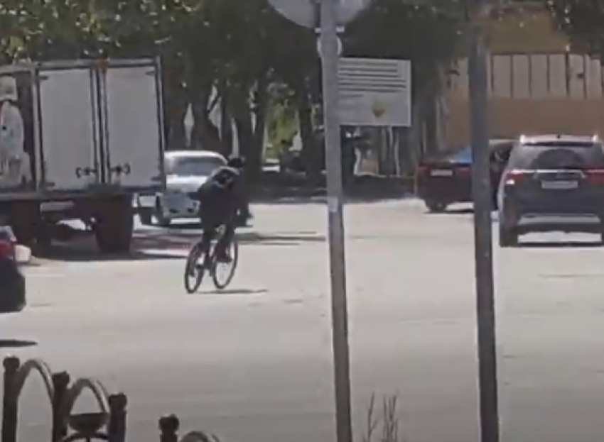 Поверившего в свое бессмертие велосипедиста сняли на видео волгоградские водители