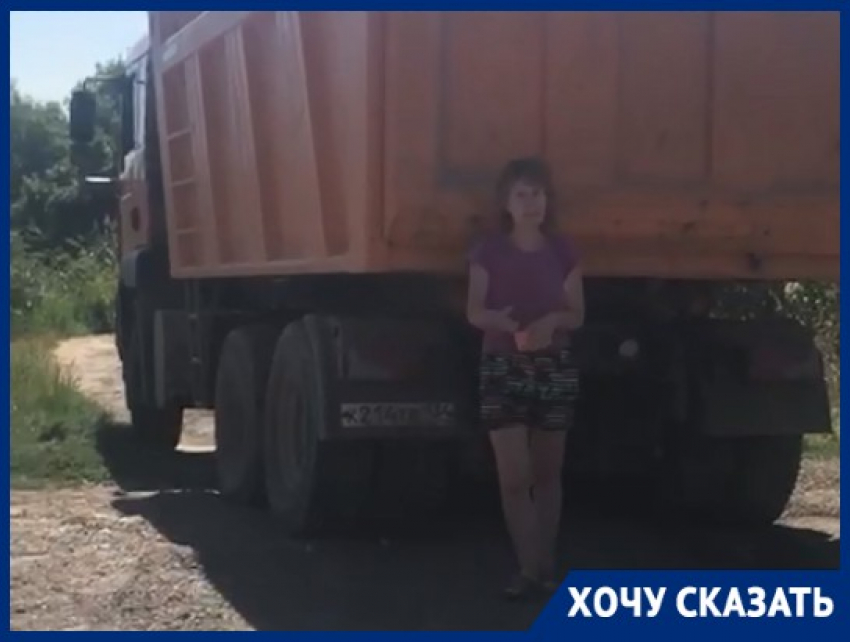 «Будем лежать пластом с детьми»: видео блокировки КамАЗов в борьбе за дорогу в Волгограде