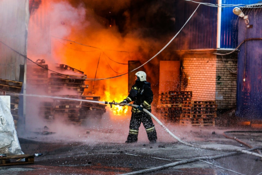 «Слышали звуки взрыва»: подробности о пожаре на крупнейшем рынке Урюпинска